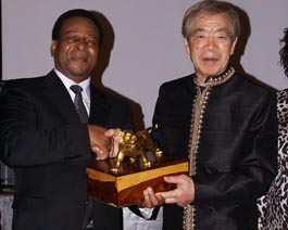 banquet 2010 Kancho kanazawa presents King Goodwill with Tiger award